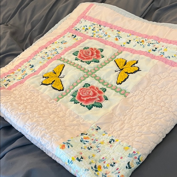 Beautiful Floral and Butterfly Quilt - Picture 9 of 11